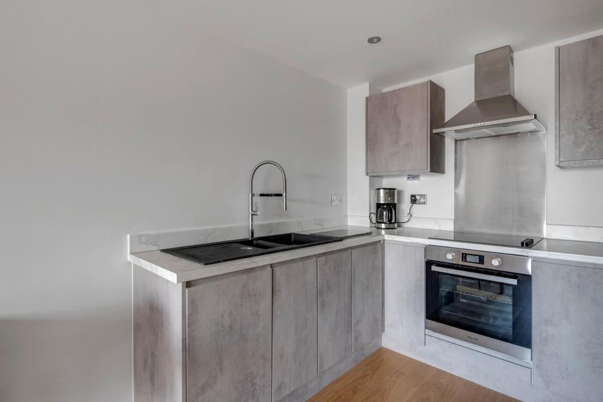 Spacious 1 Bedroom Apartment In A Converted Mill Лийдс Екстериор снимка