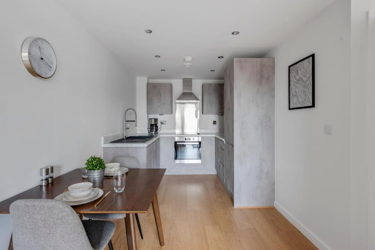 Spacious 1 Bedroom Apartment In A Converted Mill Лийдс Екстериор снимка
